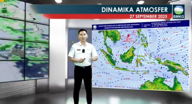 Prakirawan BMKG Miftah Ali dalam siaran prakiraan cuaca di Jakarta. [Yotube BMKG]